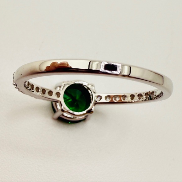 Genuine Emerald Solitaire Ring Pave’ Side Stones 1 ct NIB Size 7 - Picture 7 of 14